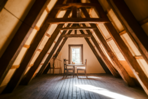 Aménager des Combles en Charpente Traditionnelle : Solutions et Modifications pour Maisons Anciennes