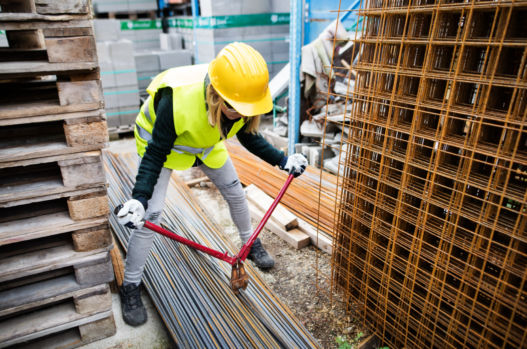 Équipe de construction travaillant sur un chantier moderne avec des plans et des outils professionnels