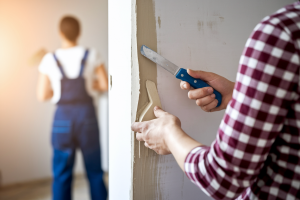 personne-dos-mains-enduit-mur