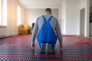 technicien-agenouille-plancher-chauffant-tuyaux