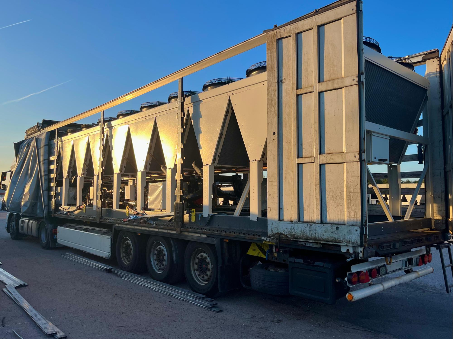 Un camiont transportant du materiel professionnel lourd et fragile
