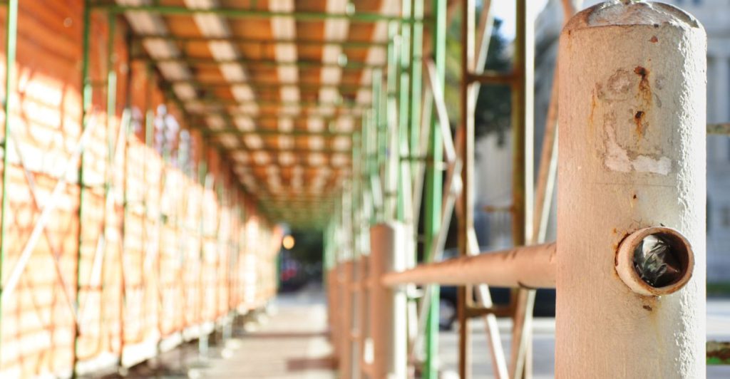Installer un échafaudage sur le trottoir : autorisation de voirie, assurance, signalisation