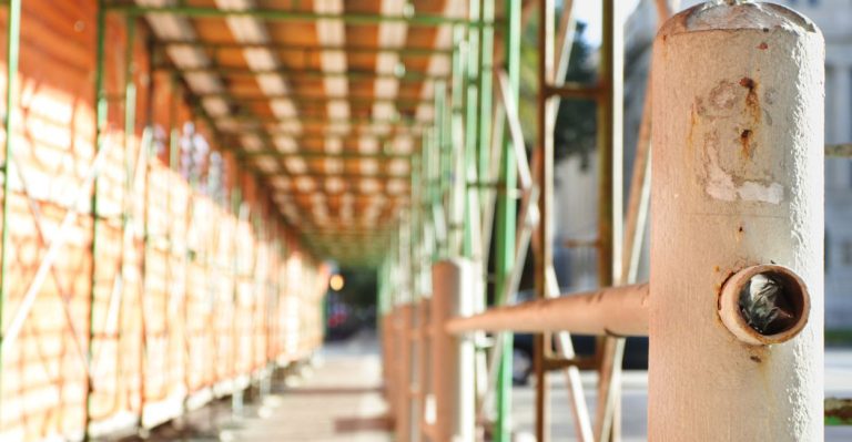 Installer un échafaudage sur le trottoir : autorisation de voirie, assurance, signalisation